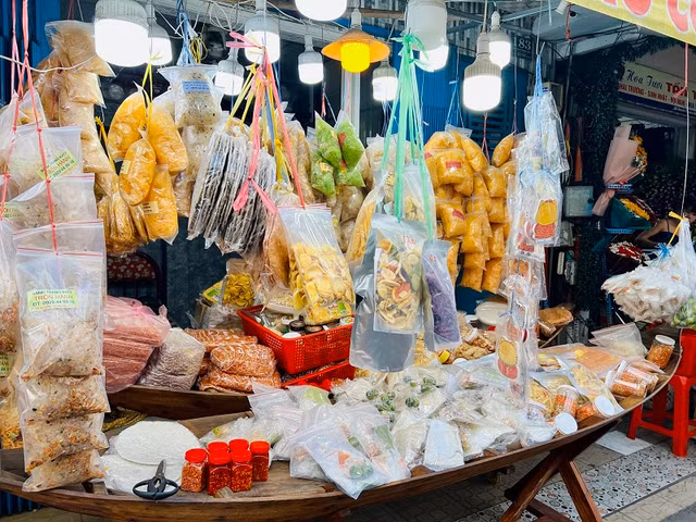 Cận cảnh phố ẩm thực Nguyễn Thượng Hiền vừa đi vào hoạt động tại TP Hồ Chí Minh - Hình 3 Can canh pho am thuc Nguyen Thuong Hien vua di vao hoat dong tai TP Ho Chi Minh-Hinh-3