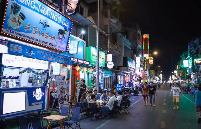 Cận cảnh phố ẩm thực Nguyễn Thượng Hiền vừa đi vào hoạt động tại TP Hồ Chí Minh - Hình 4 Can canh pho am thuc Nguyen Thuong Hien vua di vao hoat dong tai TP Ho Chi Minh-Hinh-4