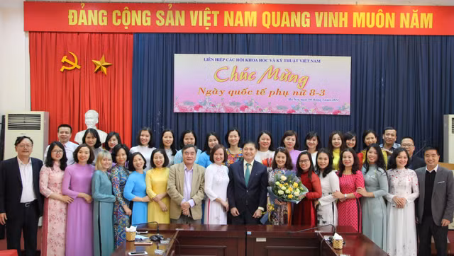 TSKH Phan Xuân Dũng chúc mừng ngày Quốc tế Phụ nữ 8/3 TSKH Phan Xuan Dung chuc mung ngay Quoc te Phu nu 8/3