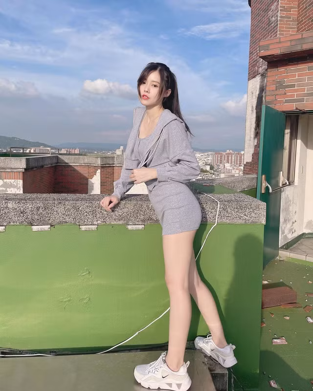 Nữ bác sĩ hút mọi ánh nhìn với phong cách trẻ trung - Hình 4 Nu bac si hut moi anh nhin voi phong cach tre trung-Hinh-4