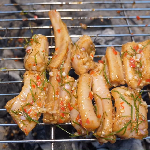 Kinh dị món cá mút đá bị lột da róc xương vẫn ngọ nguậy - Hình 4 Kinh di mon ca mut da bi lot da roc xuong van ngo nguay-Hinh-4