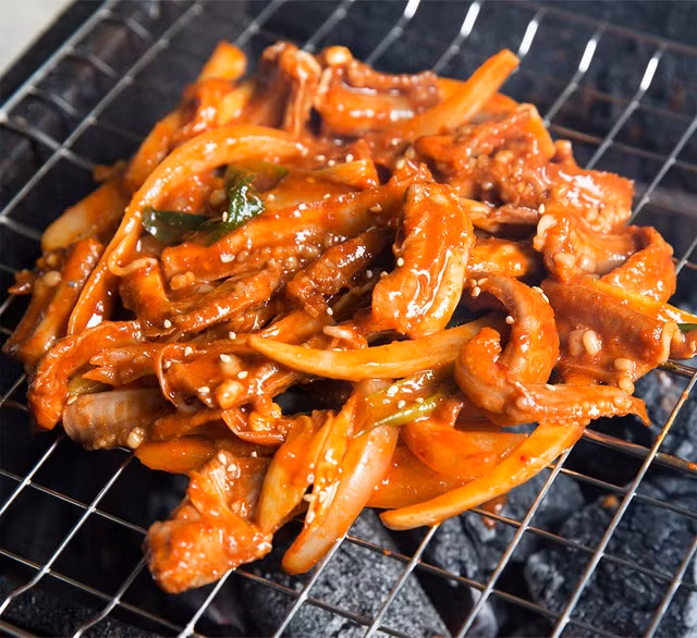 Kinh dị món cá mút đá bị lột da róc xương vẫn ngọ nguậy - Hình 5 Kinh di mon ca mut da bi lot da roc xuong van ngo nguay-Hinh-5