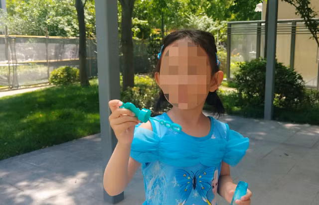 De con gai mot minh o bai bien vai phut, cha hoi han ca doi vi dieu nay
