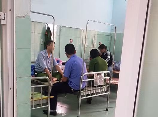Đại úy công an bị đánh, rơi xuống sông khi bắt cát tặc Dai uy cong an bi danh, roi xuong song khi bat cat tac