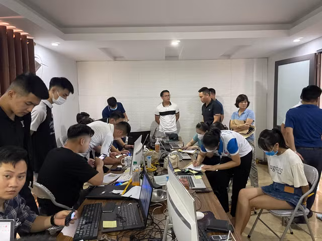 Lào Cai: 120 cán bộ công an triệt phá nhóm vay lãi nặng hơn 1.800 tỷ đồng - Hình 2 Lao Cai: 120 can bo cong an triet pha nhom vay lai nang hon 1.800 ty dong-Hinh-2