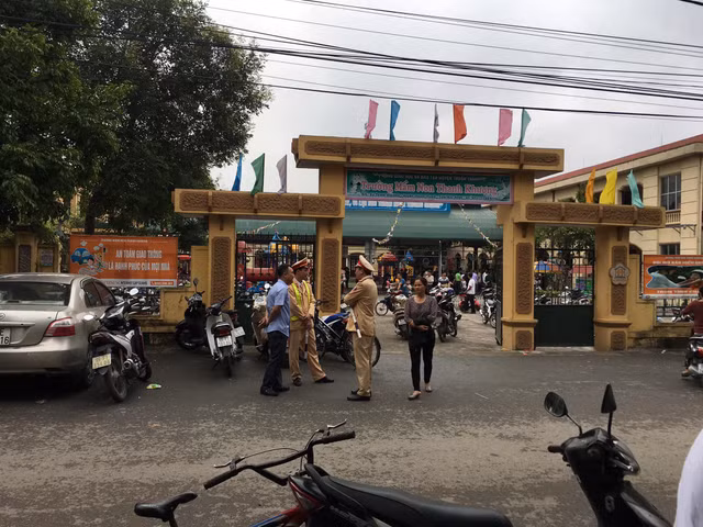 Phụ huynh ở Bắc Ninh ùn ùn đưa con lên HN khám giun sán Phu huynh o Bac Ninh un un dua con len HN kham giun san