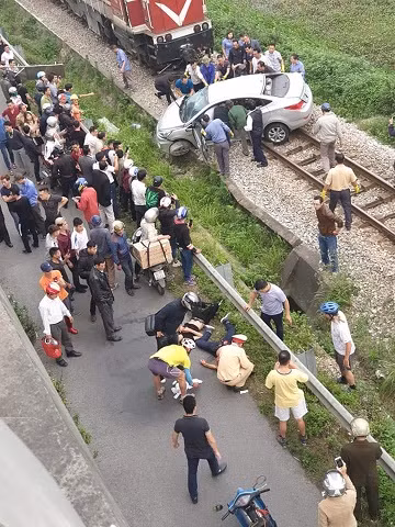 Ô tô bị tàu hỏa đâm ở Hải Dương: Đi đưa dâu về thì gặp nạn - Hình 2 O to bi tau hoa dam o Hai Duong: Di dua dau ve thi gap nan-Hinh-2