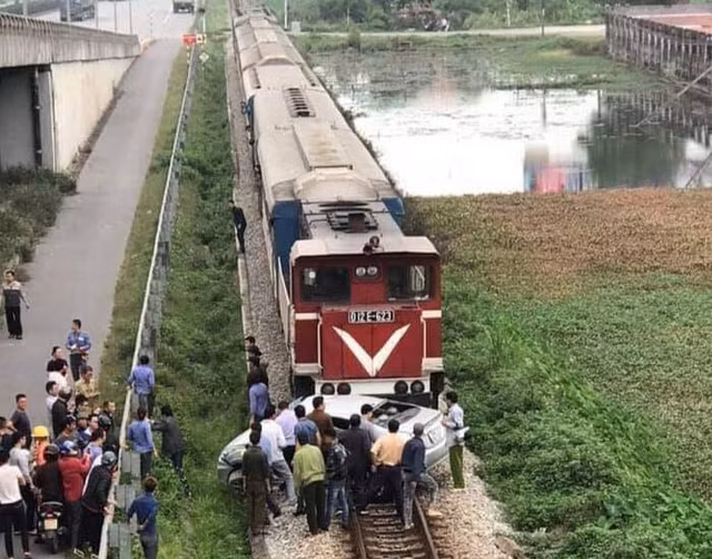 Ô tô bị tàu hỏa đâm ở Hải Dương: Đi đưa dâu về thì gặp nạn O to bi tau hoa dam o Hai Duong: Di dua dau ve thi gap nan