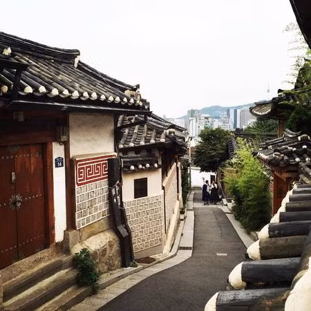 Nằm giữa thủ đô Seoul sầm uất, làng Bukchon Hanok 600 tuổi hấp dẫn du khách - Hình 2 Nam giua thu do Seoul sam uat, lang Bukchon Hanok 600 tuoi hap dan du khach-Hinh-2