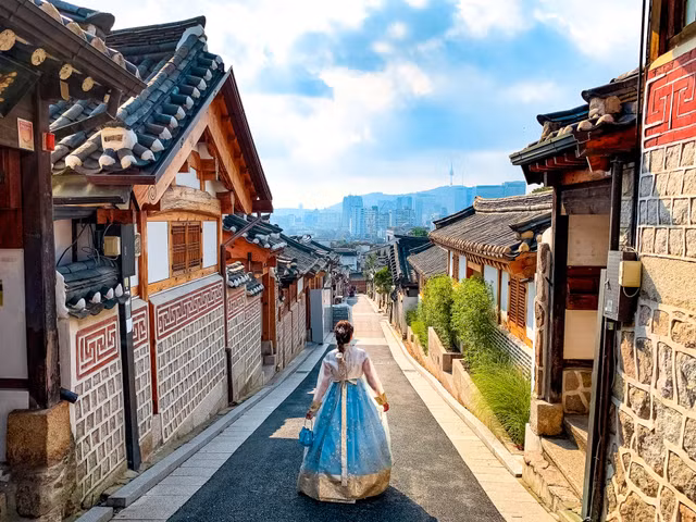 Nằm giữa thủ đô Seoul sầm uất, làng Bukchon Hanok 600 tuổi hấp dẫn du khách - Hình 9 Nam giua thu do Seoul sam uat, lang Bukchon Hanok 600 tuoi hap dan du khach-Hinh-9