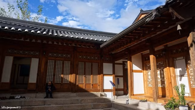 Nằm giữa thủ đô Seoul sầm uất, làng Bukchon Hanok 600 tuổi hấp dẫn du khách - Hình 4 Nam giua thu do Seoul sam uat, lang Bukchon Hanok 600 tuoi hap dan du khach-Hinh-4