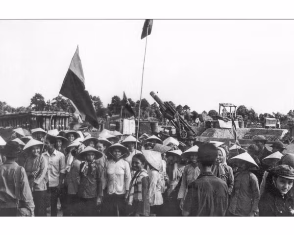 Ảnh cực hiếm về phụ nữ miền Nam ngày chiến thắng 30/4/1975 Anh cuc hiem ve phu nu mien Nam ngay chien thang 30/4/1975