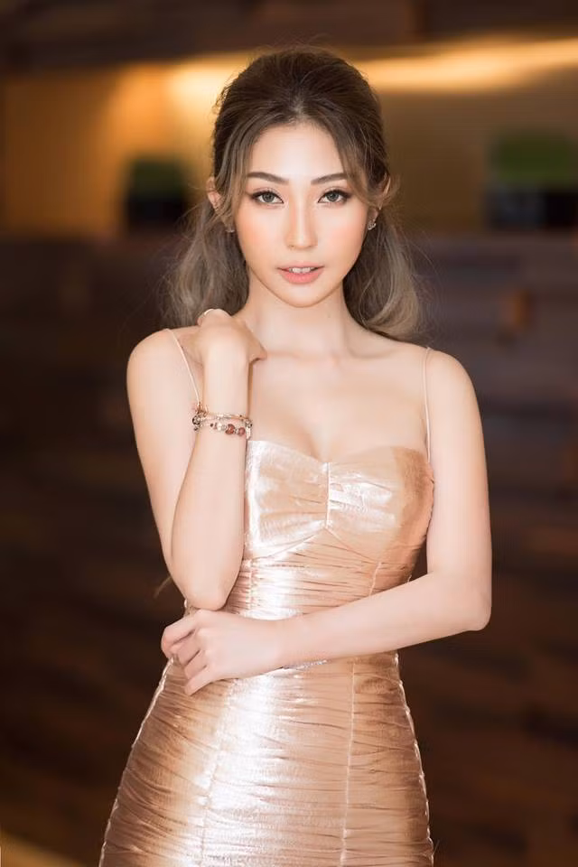 Khổng Tú Quỳnh ngày càng mặc gợi cảm sau chia tay Ngô Kiến Huy - Hình 3 Khong Tu Quynh ngay cang mac goi cam sau chia tay Ngo Kien Huy-Hinh-3