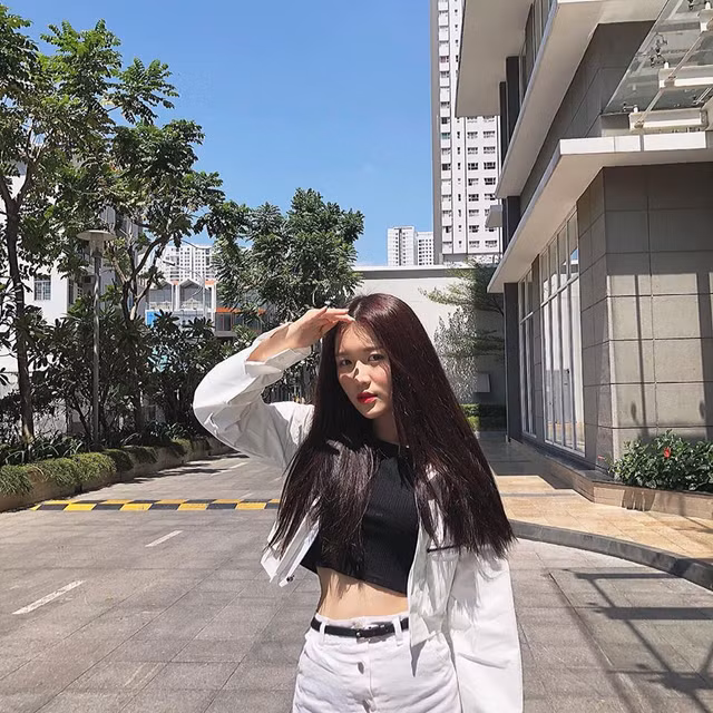 “Nóng mắt” với cách ăn mặc sexy của Han Sara, nữ ca sĩ có vòng eo 53 - Hình 3 “Nong mat” voi cach an mac sexy cua Han Sara, nu ca si co vong eo 53-Hinh-3