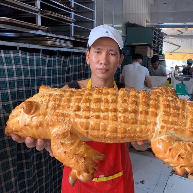 Bánh mì cá sấu khổng lồ có gì đặc biệt mà gây sốt mạng xã hội? - Hình 4 Banh mi ca sau khong lo co gi dac biet ma gay sot mang xa hoi?-Hinh-4