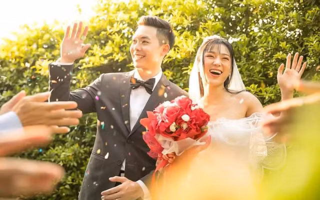 Kinh ngạc, mừng cưới bạn thân bằng cuốn sổ tiết kiệm 300 triệu Kinh ngac, mung cuoi ban than bang cuon so tiet kiem 300 trieu