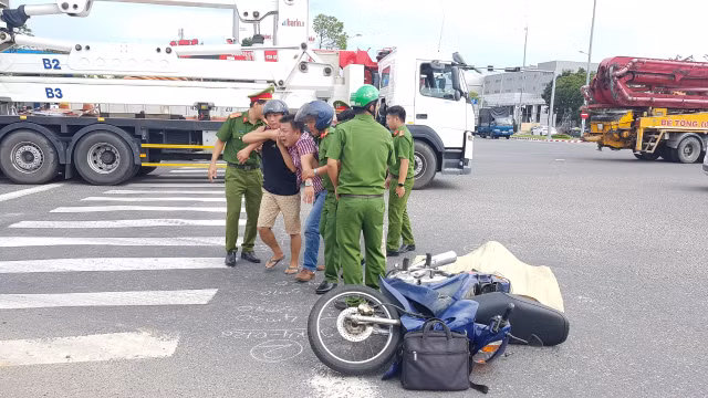 Con trai gào khóc bên thi thể cha bị xe tải cán ở giao lộ - Hình 2 Con trai gao khoc ben thi the cha bi xe tai can o giao lo-Hinh-2