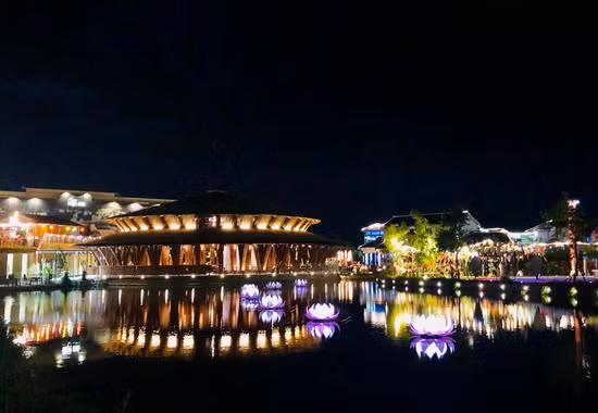 Du khach xuc dong khi duoc cai bong hong len nguc trong dem Vu Lan bao hieu
