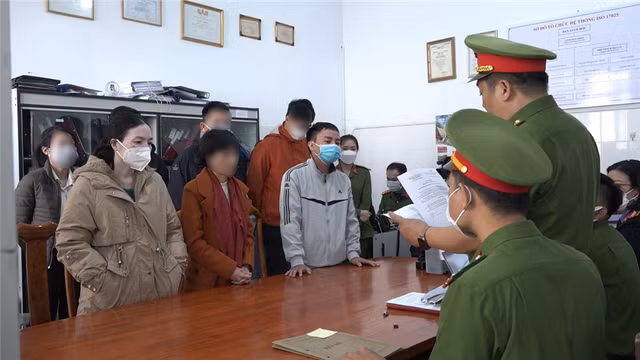 Liên quan vụ Việt Á, 2 cán bộ CDC Lâm Đồng bị khởi tố Lien quan vu Viet A, 2 can bo CDC Lam Dong bi khoi to