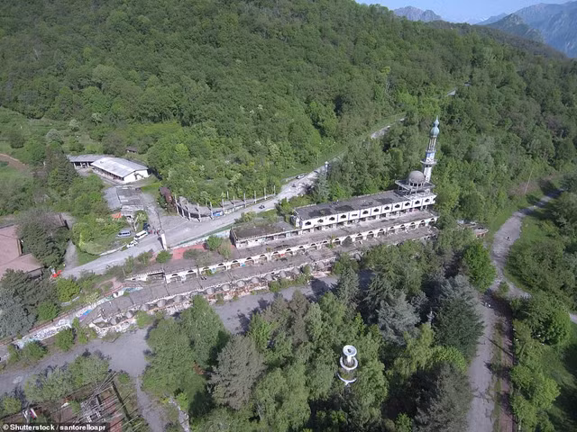 Thị trấn 'ma' hoang vắng rợn người ở Italy Thi tran 'ma' hoang vang ron nguoi o Italy