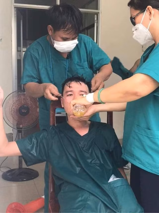 Can canh hinh anh y bac si kiet suc giua tam dich COVID-19 Da Nang