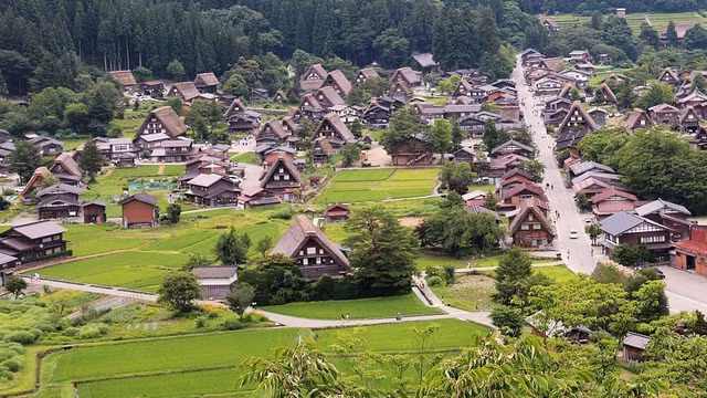 An tuong ngoi lang co co mai nha nhu chap tay cau nguyen o Nhat