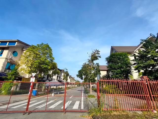 Những căn biệt thự vắng bóng người ở khu đô thị Sunny Garden City - Hình 10 Nhung can biet thu vang bong nguoi o khu do thi Sunny Garden City-Hinh-10