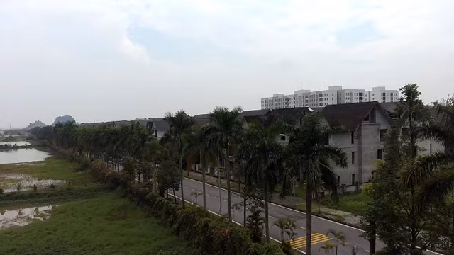 Những căn biệt thự vắng bóng người ở khu đô thị Sunny Garden City - Hình 7 Nhung can biet thu vang bong nguoi o khu do thi Sunny Garden City-Hinh-7