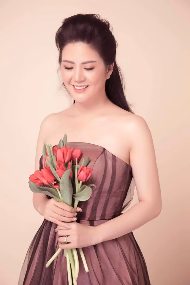 Những 'bộ cánh' gợi cảm và nữ tính của ca sĩ Đinh Hiền Anh - Hình 7 Nhung 'bo canh' goi cam va nu tinh cua ca si Dinh Hien Anh-Hinh-7