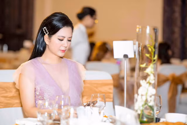 Những 'bộ cánh' gợi cảm và nữ tính của ca sĩ Đinh Hiền Anh Nhung 'bo canh' goi cam va nu tinh cua ca si Dinh Hien Anh