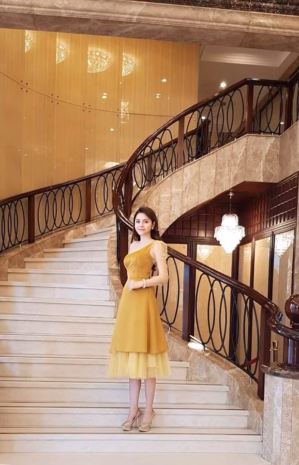 Mỹ nhân “lên giường” với Vũ trong Về nhà đi con ăn mặc siêu gợi cảm, quyến rũ - Hình 9 My nhan “len giuong” voi Vu trong Ve nha di con an mac sieu goi cam, quyen ru-Hinh-9