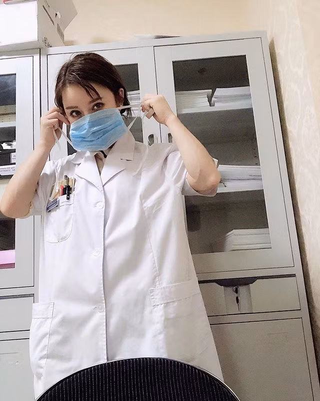 Nữ bác sĩ 'cơ bắp' xinh đẹp 'tuyên chiến' với virus corona - Hình 3 Nu bac si 'co bap' xinh dep 'tuyen chien' voi virus corona-Hinh-3