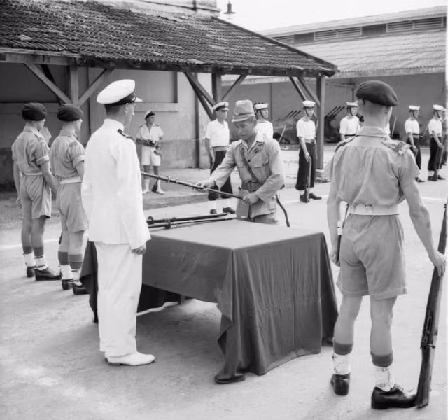 Năm 1945, Nhật hoàng nói gì trong tuyên bố đầu hàng quân Đồng minh? - Hình 8 Nam 1945, Nhat hoang noi gi trong tuyen bo dau hang quan Dong minh?-Hinh-8