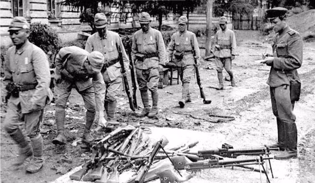 Năm 1945, Nhật hoàng nói gì trong tuyên bố đầu hàng quân Đồng minh? - Hình 3 Nam 1945, Nhat hoang noi gi trong tuyen bo dau hang quan Dong minh?-Hinh-3