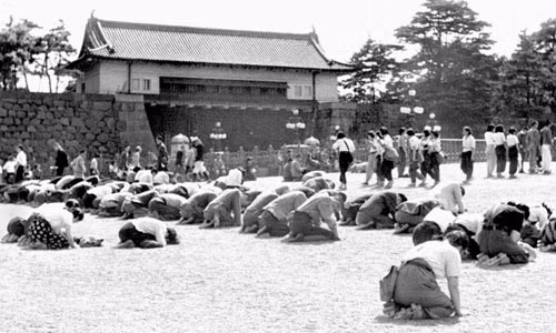 Năm 1945, Nhật hoàng nói gì trong tuyên bố đầu hàng quân Đồng minh? - Hình 11 Nam 1945, Nhat hoang noi gi trong tuyen bo dau hang quan Dong minh?-Hinh-11