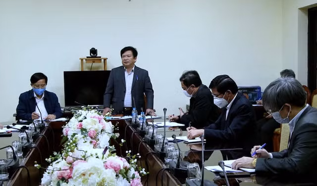 Hà Nam họp khẩn: Cách ly 30 y bác sỹ và 1 thôn liên quan bệnh nhân COVID-19 số 251 Ha Nam hop khan: Cach ly 30 y bac sy va 1 thon lien quan benh nhan COVID-19 so 251