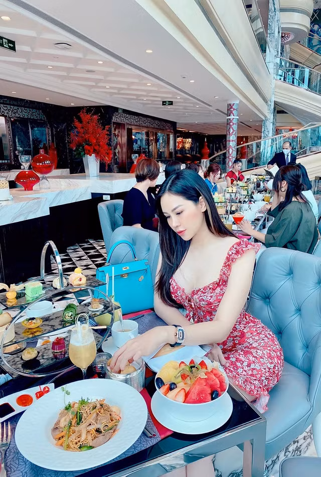Con dâu tỷ phú Hoàng Kiều ăn mặc vô cùng gợi cảm Con dau ty phu Hoang Kieu an mac vo cung goi cam