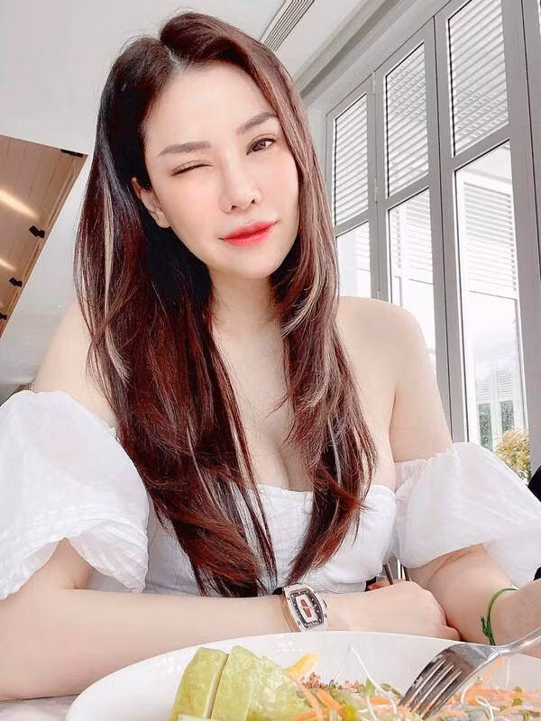 Con dâu tỷ phú Hoàng Kiều ăn mặc vô cùng gợi cảm - Hình 3 Con dau ty phu Hoang Kieu an mac vo cung goi cam-Hinh-3