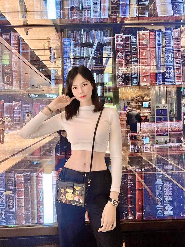 Con dâu tỷ phú Hoàng Kiều ăn mặc vô cùng gợi cảm - Hình 4 Con dau ty phu Hoang Kieu an mac vo cung goi cam-Hinh-4
