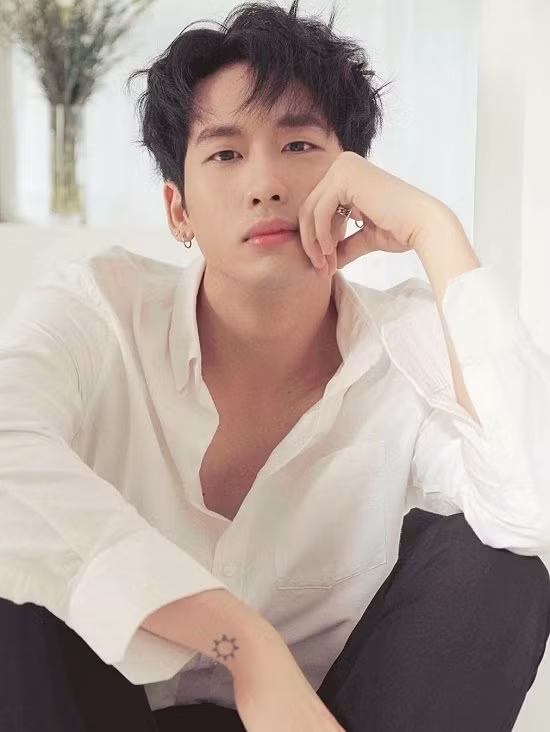 Gu thời trang khoe body 6 múi của mỹ nam phim “Bố Già” - Hình 2 Gu thoi trang khoe body 6 mui cua my nam phim “Bo Gia”-Hinh-2