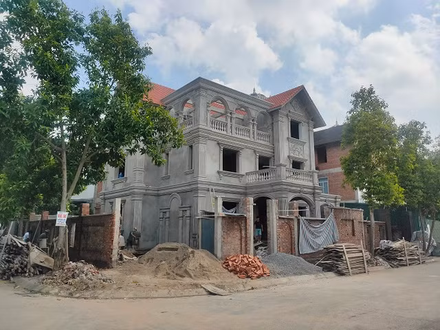 Cận cảnh khu biệt thự tiền tỷ Cầu Bươu nhếch nhác, bỏ hoang nhiều năm - Hình 15 Can canh khu biet thu tien ty Cau Buou nhech nhac, bo hoang nhieu nam-Hinh-15