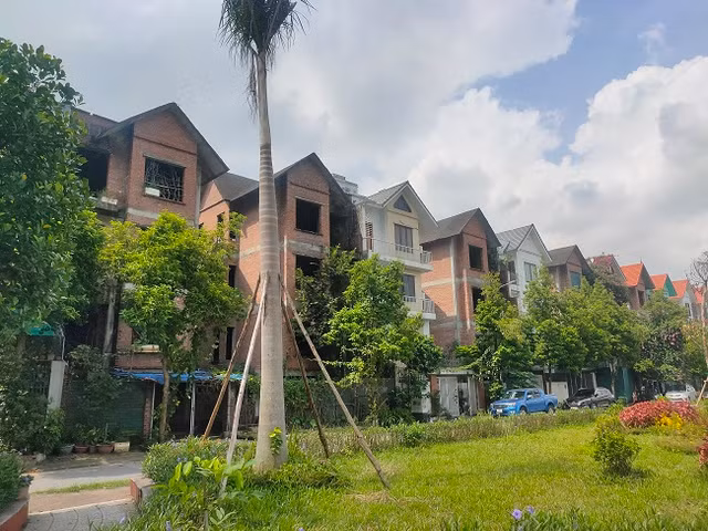 Cận cảnh khu biệt thự tiền tỷ Cầu Bươu nhếch nhác, bỏ hoang nhiều năm - Hình 7 Can canh khu biet thu tien ty Cau Buou nhech nhac, bo hoang nhieu nam-Hinh-7