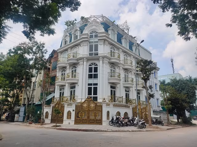 Cận cảnh khu biệt thự tiền tỷ Cầu Bươu nhếch nhác, bỏ hoang nhiều năm - Hình 14 Can canh khu biet thu tien ty Cau Buou nhech nhac, bo hoang nhieu nam-Hinh-14