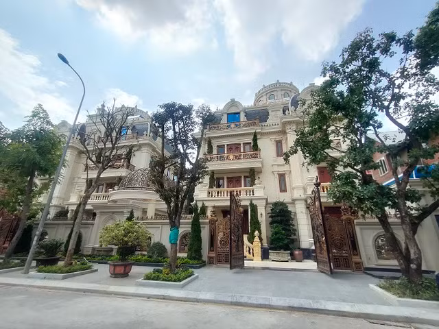 Cận cảnh khu biệt thự tiền tỷ Cầu Bươu nhếch nhác, bỏ hoang nhiều năm - Hình 16 Can canh khu biet thu tien ty Cau Buou nhech nhac, bo hoang nhieu nam-Hinh-16