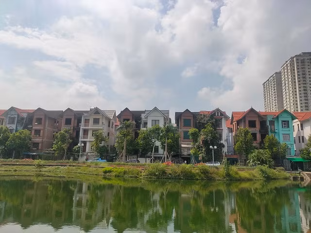 Cận cảnh khu biệt thự tiền tỷ Cầu Bươu nhếch nhác, bỏ hoang nhiều năm - Hình 12 Can canh khu biet thu tien ty Cau Buou nhech nhac, bo hoang nhieu nam-Hinh-12