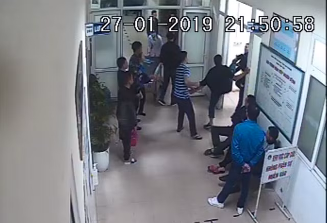 Hải Dương: Điều tra vụ hai nhóm thanh niên ẩu đả trong bệnh viện - Hình 2 Hai Duong: Dieu tra vu hai nhom thanh nien au da trong benh vien-Hinh-2