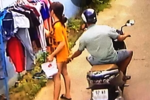 Sàm sỡ phụ nữ bị đề nghị phạt 5 triệu: Có ngăn được kích dục nơi công cộng? Sam so phu nu bi de nghi phat 5 trieu: Co ngan duoc kich duc noi cong cong?
