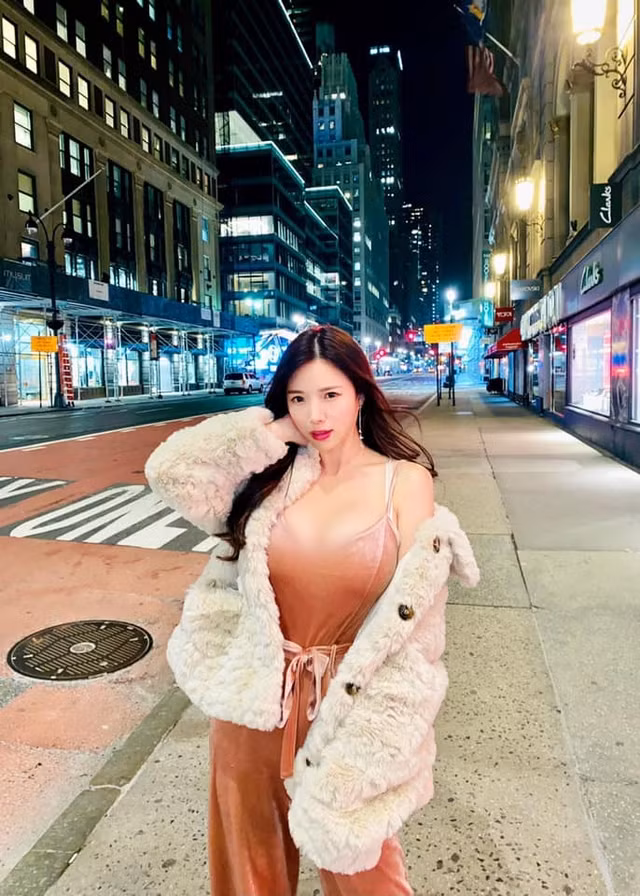 Gu thời trang trễ nải hút mắt của nữ DJ người Malaysia ngực khủng - Hình 9 Gu thoi trang tre nai hut mat cua nu DJ nguoi Malaysia nguc khung-Hinh-9