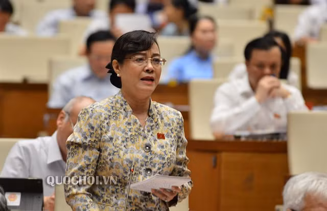 Những phân tích của nữ đại biểu quốc hội khi nghẹn ngào nói về giờ làm, tiền lương công nhân - Hình 2 Nhung phan tich cua nu dai bieu quoc hoi khi nghen ngao noi ve gio lam, tien luong cong nhan-Hinh-2