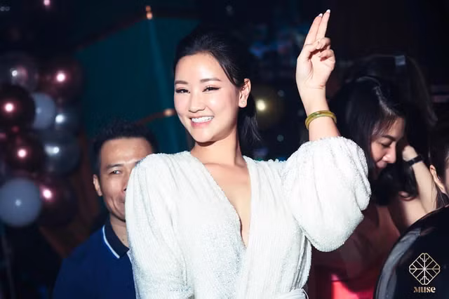 “Mẹ Bảo” trong Về nhà đi con ngoại truyện khoe dáng nóng bỏng - Hình 2 “Me Bao” trong Ve nha di con ngoai truyen khoe dang nong bong-Hinh-2